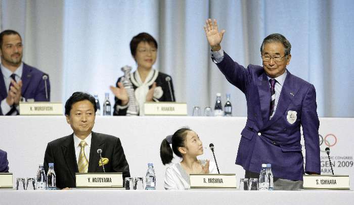 Shintaro Ishihara, presidente da campanha Tóquio 2016, agradece aplausos