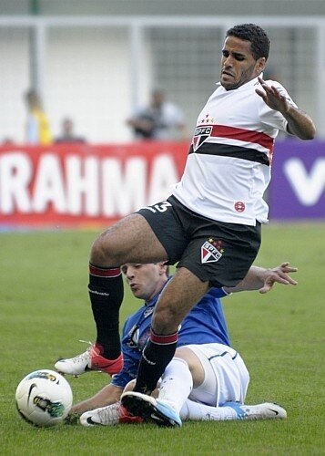 São Paulo vence por 3 a 2 e arranca liderança do Cruzeiro no Brasileirão