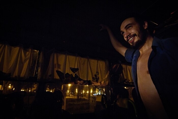 Ônibus vira teatro sobre rodas em São Paulo