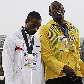 Usain Bolt ri no pódio com o ouro dos 100 m do Mundial, ao lado de Tyson Gay
