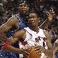 Chris Bosh, dos Raptors, trabalha a bola contra a marcação de Brendan Haywood, dos Wizards Chris Bosh, dos Raptors, trabalha a bola contra a marcação de Brendan Haywood, dos Wizards