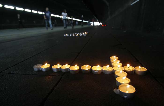 Velas em forma de cruz são colocadas em túnel perto de onde ocorreu o 