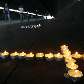 Velas em forma de cruz são colocadas em túnel perto de onde ocorreu o 