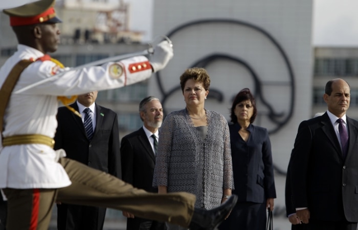 Dilma chega a Cuba em sua primeira visita de Estado ao país 