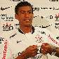 O volante Paulinho exibe o escudo do Corinthians em sua apresentação oficial como reforço