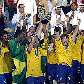 Jogadores do Brasil erguem a taça de campeão da Copa do Mundo de futebol de areia, em Dubai