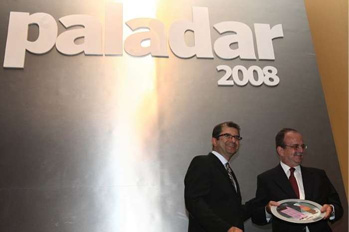 O Presidente da ABIPEC, Pedro de Camargo Neto, recebe o prêmio de Produto do ano