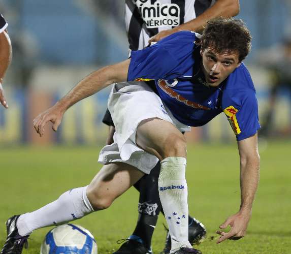 Montillo marca e ajuda Cruzeiro a vencer Ceará por 2 a 0