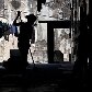 Na foto, moradores e o Bope retiram lixo acumulado do prédio abandonado do IBGE, na Mangueira