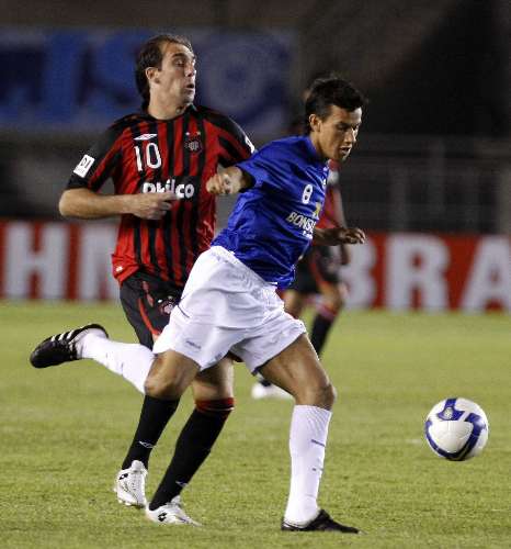 Henrique e Paulo Baier disputam bola em Cruzeiro 0 x 2 Atlético Paranaense