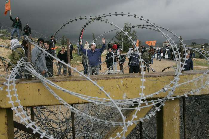 Palestinos, estrangeiros e ativistas de esquerda protestam contra barreira separatista