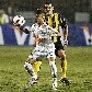 Neymar, do Santos, tenta dominar a bola antes do marcador do Peñarol, na final da Libertadores