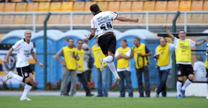 Fábio Santos comemora o primeiro gol do jogo. 20/02/2011