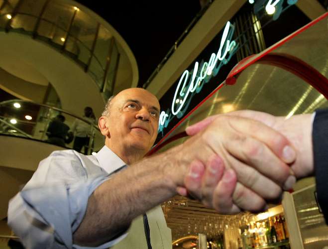 Serra caminha pelo shopping do hotel onde está hospedado no Rio - 30.09.2010
