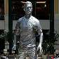 Estátua de 10 metros de Cristiano Ronaldo é colocada no centro comercial de Lisboa