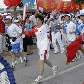 Atleta chinesa corre com a tocha olímpica, nesta terça no país dos Jogos