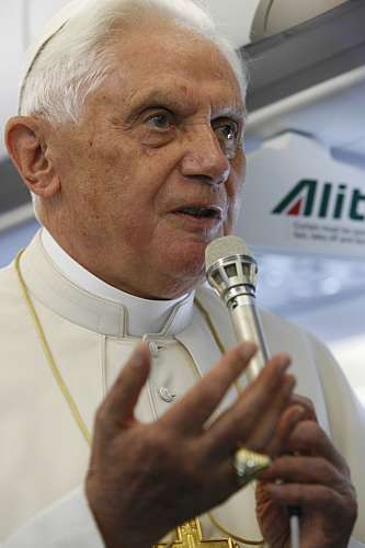 No avião, papa responde a perguntas de jornalistas
