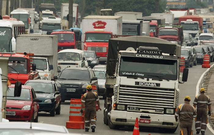 Carreta com carga de açúcar tombou na Marginal do Tietê e deixou trânsito parado por 14 horas