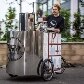 Máquina móvel de café expresso que tritura o grão por meio de pedaladas