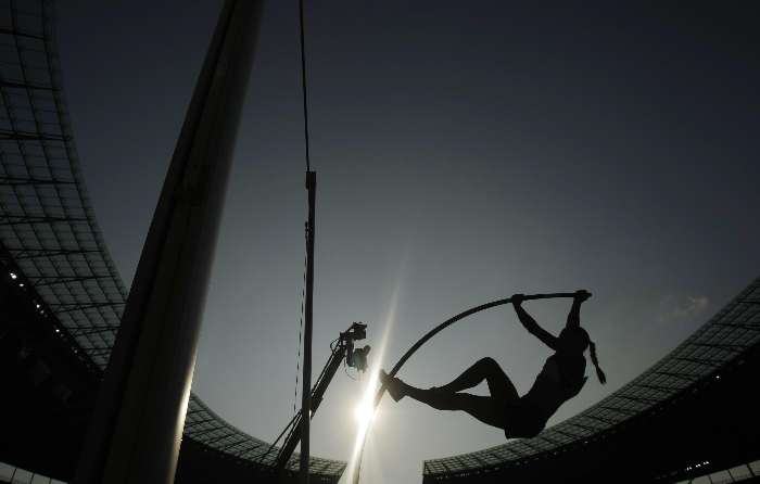 Yelena Isinbaeva faz seu aquecimento para a final do salto com vara no Mundial