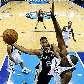 Tim Duncan, do Spurs, tenta a bandeija contra a marcação de Brend Haywood, do Mavericks Tim Duncan, do Spurs, tenta a bandeija contra a marcação de Brend Haywood, do Mavericks