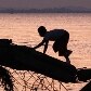 Meninos atravessam ponte quebrada do Rio Yangon, em Mianmar Meninos atravessam ponte quebrada do Rio Yangon, em Mianmar