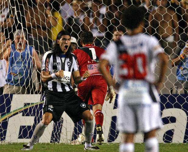 Abreu comemora gol de pênalti para o Botafogo nos 2 a 0 sobre o Vasco, na final da Taça Guanabara