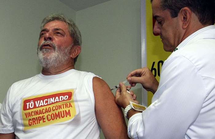 Presidente Lula abre campanha de vacinação do idoso sendo vacinado pelo secretário Gerson Penna
