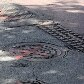 Bueiro com adesivo na rua Conde de Baependi, em Laranjeiras, zona sul do Rio