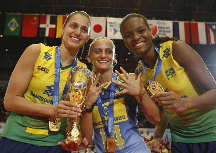 Danielle Lins, Fabi e Fabiana comemoram a conquista do Grand Prix de vôlei