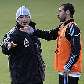 Maradona conversa com o capitão da seleção argentina, o volante Mascherano, em treino Maradona conversa com o capitão da seleção argentina, o volante Mascherano, em treino
