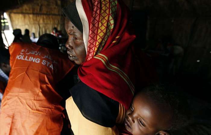 Refugiada sudanesa espera para poder votar, no campo Zamzam, Sudão