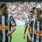 Esportes - Na cobrança, Ronaldinho Gaúcho descontou para o Atlético MG, deixando a torcida alvinegra mais aliviada - Foto: Bruno Cantini/Divulgação