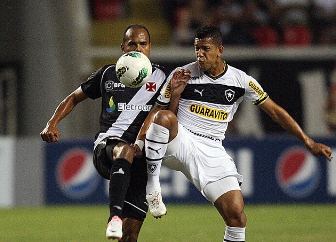 Primeiro clássico de Seedorf no Botafogo termina com vitória do Vasco