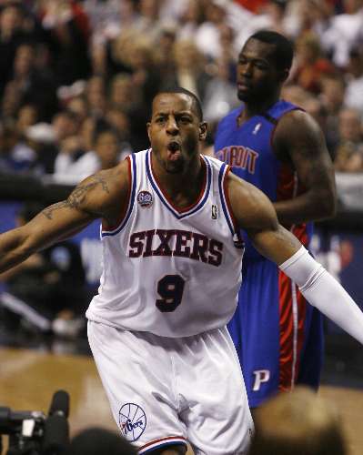 Andre Iguodala, dos Sixers, comemora ponto e vaga nos playoffs da NBA