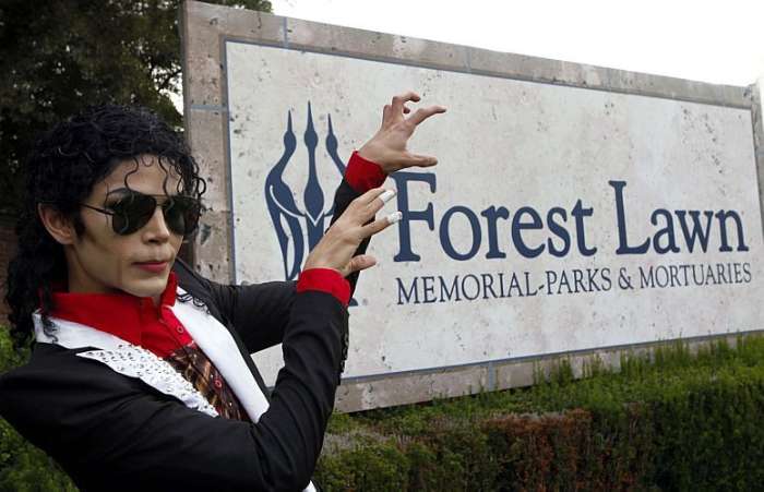 Fãs começam a visitar logo cedo o cemitério Forest Lawn Memorial Park, onde o astro foi enterrado