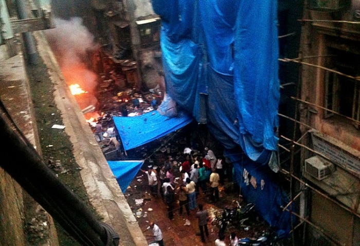 Foto tirada momentos depois de uma bomba explodir no Bazar Zaveri, em Mumbai, nesta quarta, 13