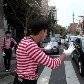 Mímicos ajudam na travessia de pedestre em SP