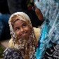 Sumaya, 9 anos, junto com sua mãe Hodan em frente à Prefeitura de Oslo durante a Marcha das Rosas