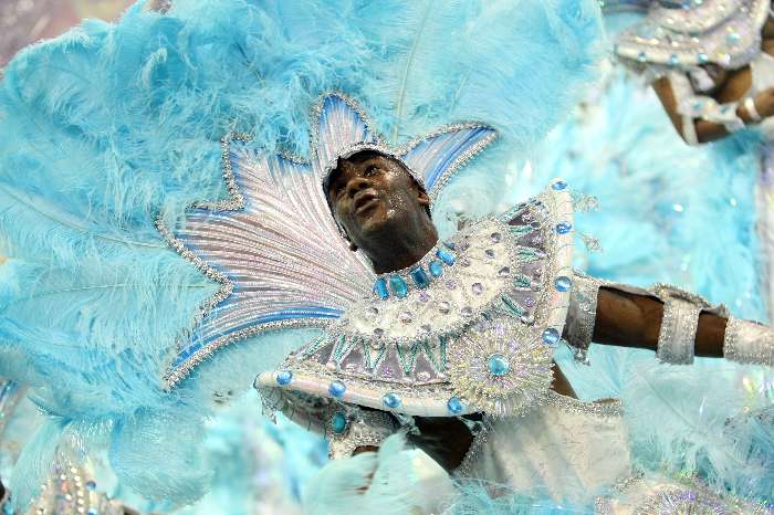 Beija-Flor levou 4.500 componentes à Sapucaí em busca do tricampeonato