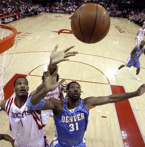Trevor Ariza, do Rockets, e o brasileiro Nenê, do Nuggets, disputam o rebote em jogo da NBA