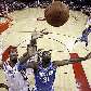 Trevor Ariza, do Rockets, e o brasileiro Nenê, do Nuggets, disputam o rebote em jogo da NBA