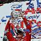 Scott Dixon ergue o trofeu pela vitória no GP de Milwaukee da F-Indy Scott Dixon ergue o trofeu pela vitória no GP de Milwaukee da F-Indy