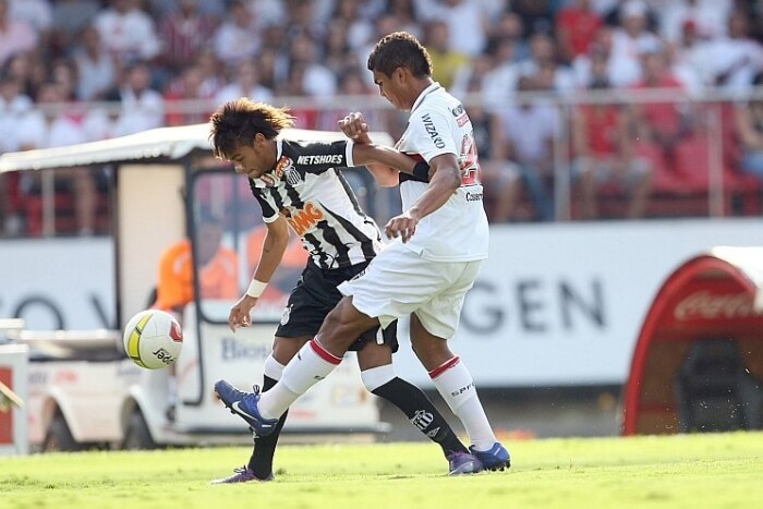 Mesmo com um a menos, São Paulo vence Santos por 3 a 2