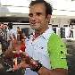 Vitantonio Liuzzi, da Force India, gesticula em conversa no paddock em Cingapura Vitantonio Liuzzi, da Force India, gesticula em conversa no paddock em Cingapura