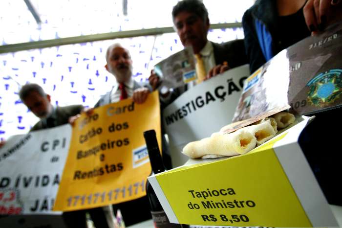 Parlamentares do PSOL fazem protesto contra o uso indevido dos cartões corporativos