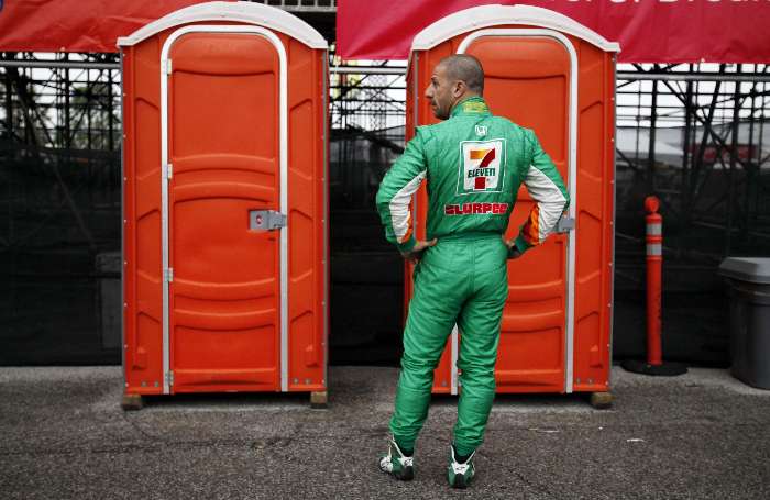 Tony Kanaan aguarda para usar o banheiro em intervalo dos treinos em Toronto