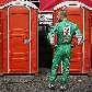 Tony Kanaan aguarda para usar o banheiro em intervalo dos treinos em Toronto