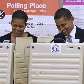 Candidato democrata, Barack Obama, vota acompanhado de sua mulher, Michelle, em escola em Chicago