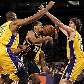Danny Granger, do Pacers, perde controle da bola em disputa com Andrew Bynum e Pau Gasol, do Lakers